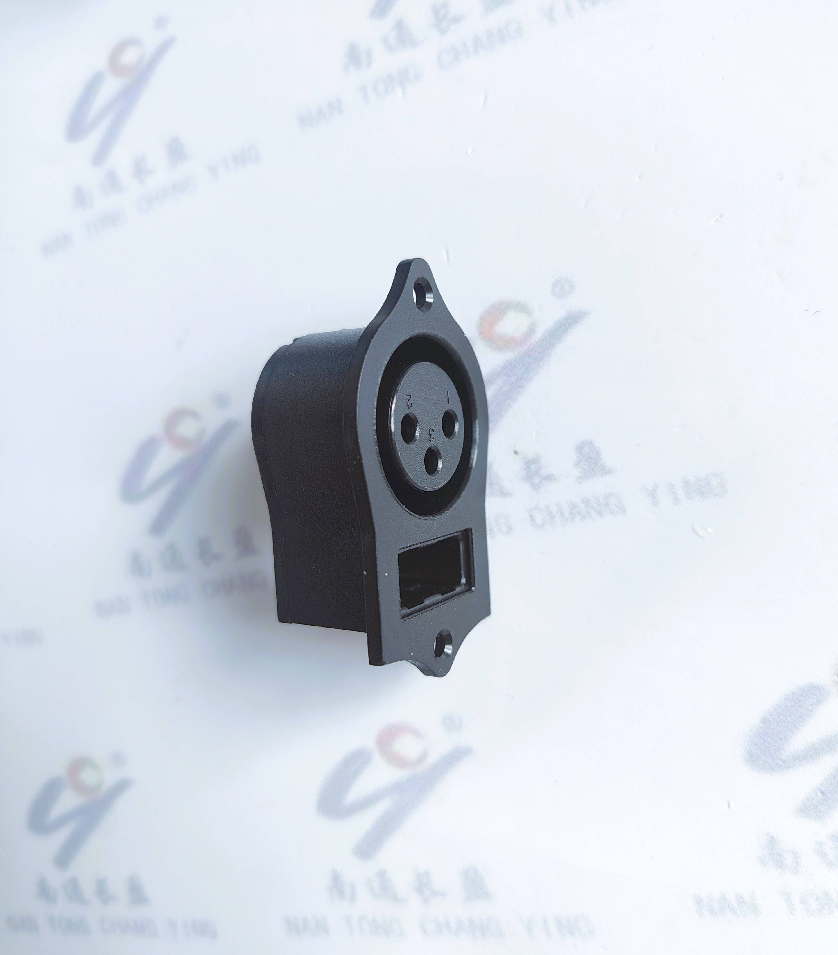 CYM0139-带USB尖角卡侬座